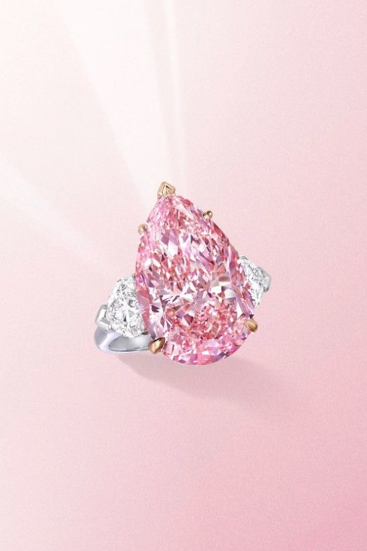 Кольцо с фантазийным ярко-розовым бриллиантом весом 12,02 карата