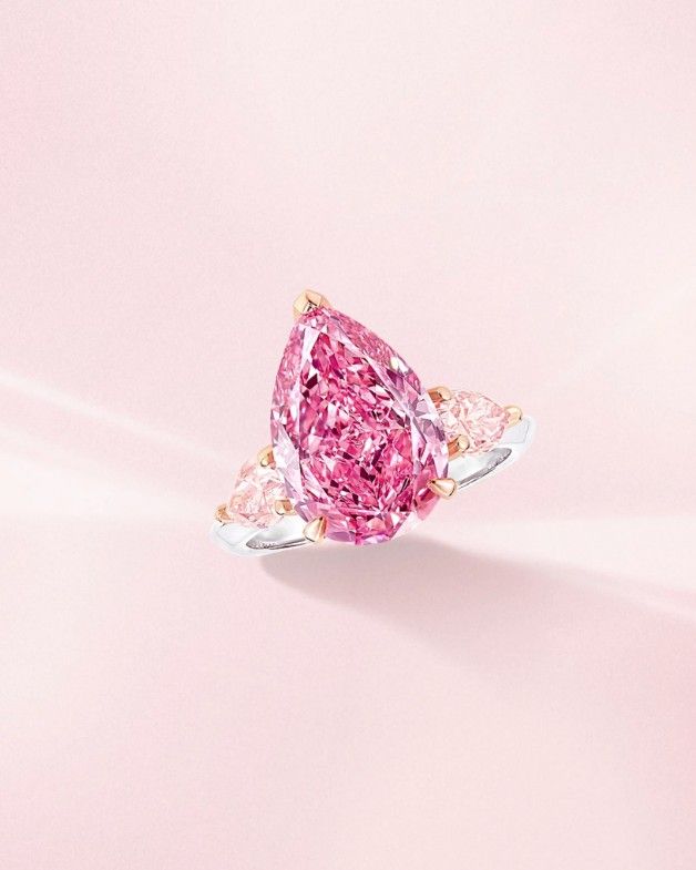 Кольцо с фантазийным ярко-пурпурно-розовым бриллиантом весом 5,63 карата