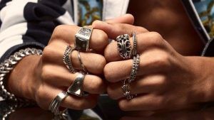 Какой ювелирный подарок преподнести другу на Новый год? Какой ювелирный подарок преподнести другу на Новый год?