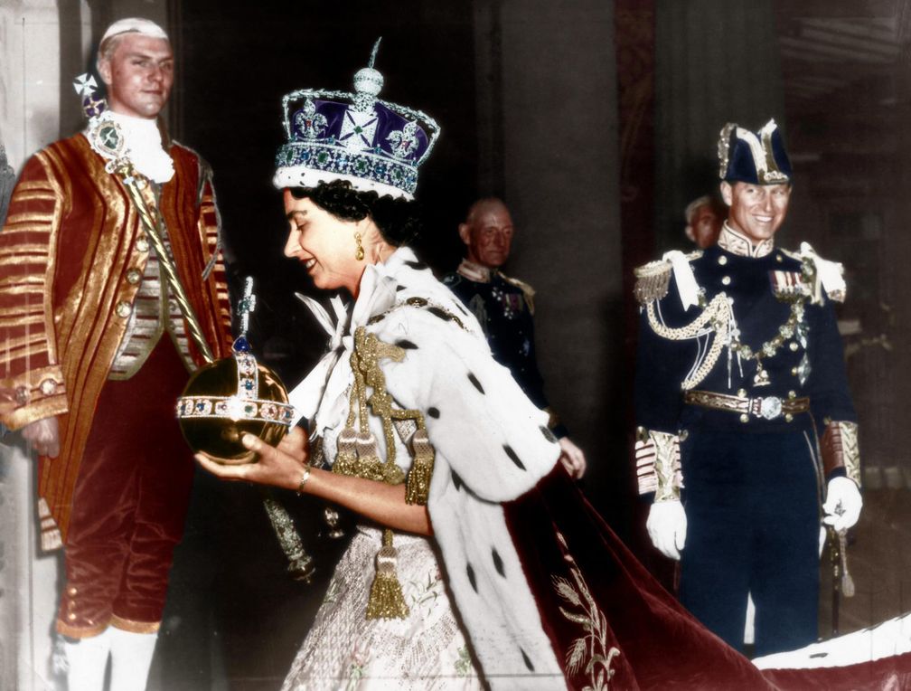 Королева Елизавета II носила часы Jaeger-LeCoultre Calibre 101 на своей коронации в 1953 году