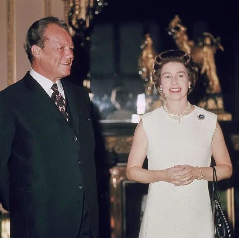 Королева Елизавета II в часах Omega Ladymatic с канцлером Германии Вилли Брандтом в Виндзорском замке