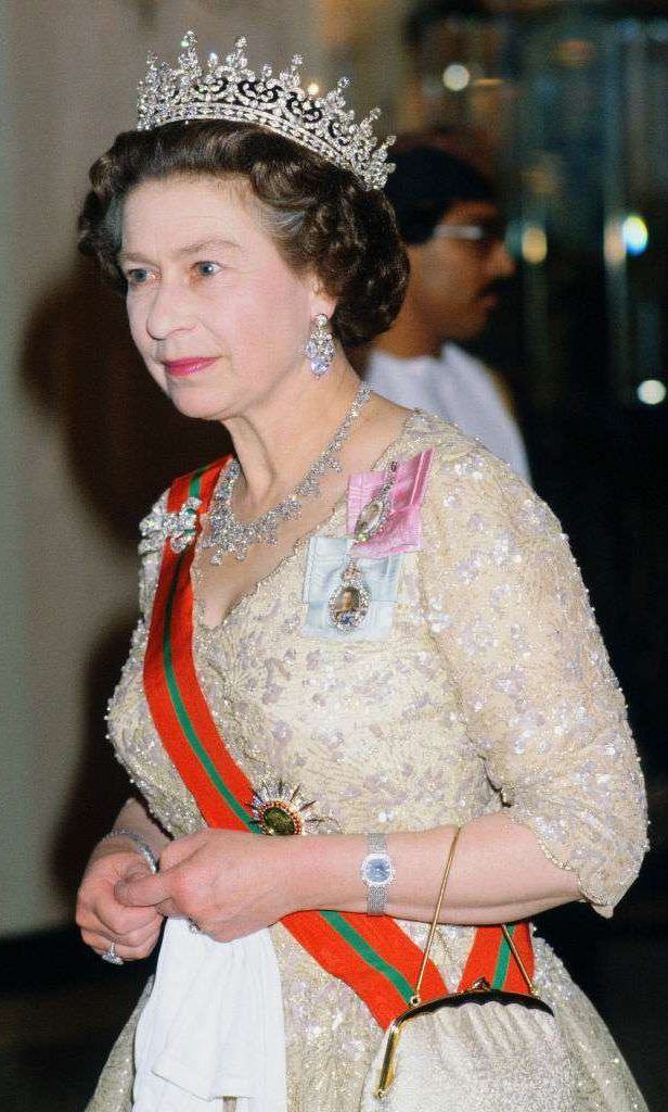 Королева Елизавета II носит часы Patek Philippe Golden Ellipse на банкете в Claridge’s в Лондоне