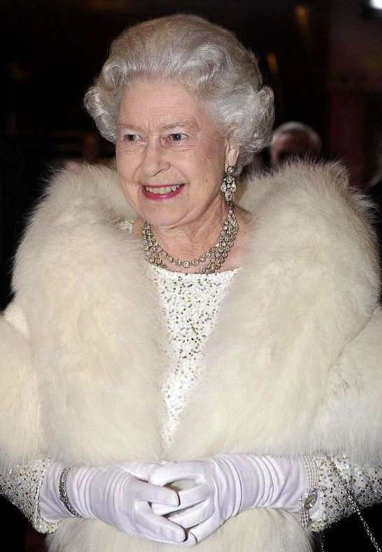 Королева Елизавета II носит часы Patek Philippe ref 4975/1G в Empire Theater на Королевском эстрадном представлении 2007 года в Ливерпуле, Англия