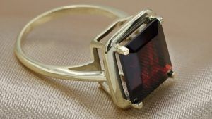 Родолит для Тельца: совместимость, подходит или нет