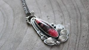 С какими камнями идеально сочетается родонит (орлец)