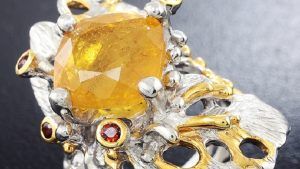 Броши с гелиодором: особенности, как выбрать и носить