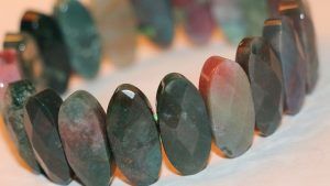 Украшения с гелиотропом: кому подходят, как выбрать и носить их Украшения с гелиотропом: кому подходят, как выбрать и носить их