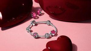 Какие украшения подарить подруге на День Святого Валентина