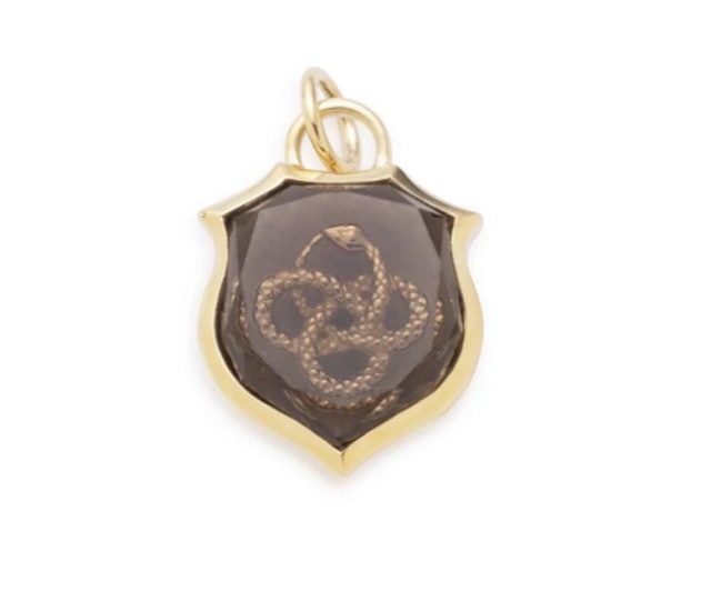 Маленький кулон от Foundrae с изображением уробороса (змеи, кусающей себя за хвост) из прозрачного кварца и 18-каратного золота