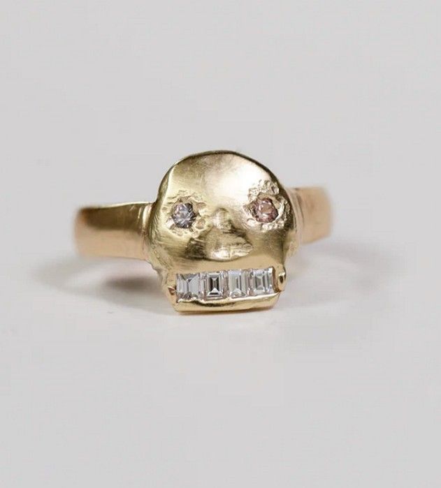 Кольцо-печатка с черепом от Oxbow из переработанного 14-каратного золота с бриллиантами и сапфирами Montana