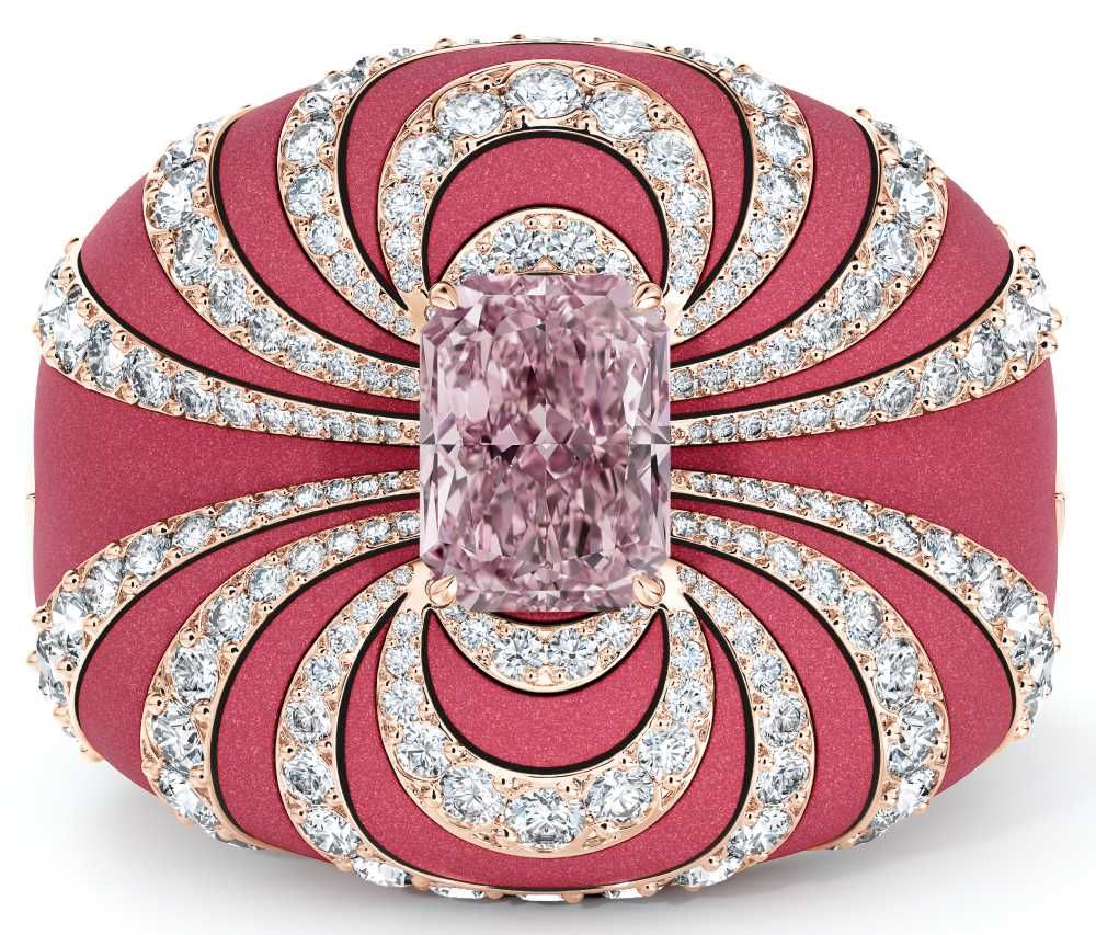 Розовое кольцо украшено линиями белых бриллиантов в закрепке «паве»