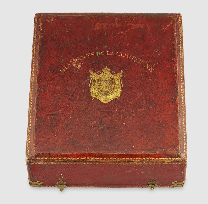 На коробке изображен французский королевский герб и сделана надпись «Diamants De La Couronne» («Драгоценности короны»), тисненая 24-каратным золотом