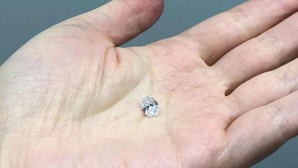 Алмаз весом 1,5 карата, рассмотренный в статье. Снято Тинтин Гу из GIA New York