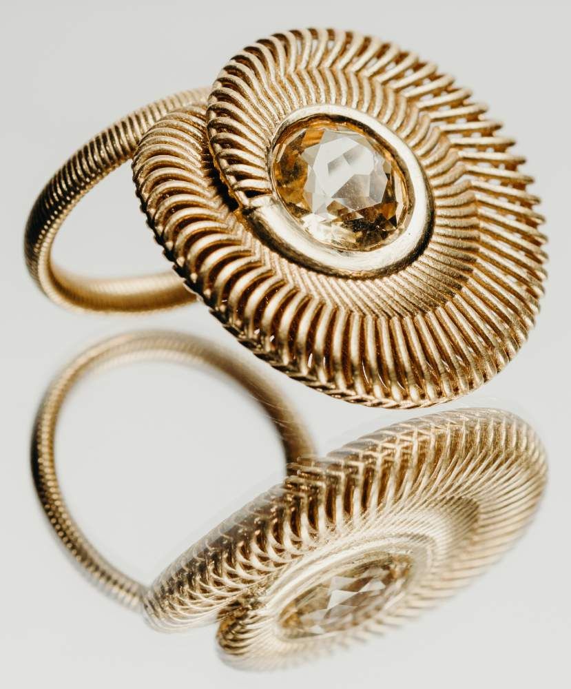Кольцо Ripple из вермеля украшено волнообразными узорами, которые сходятся в спирали вокруг 10-миллиметрового натурального цитрина золотого цвета