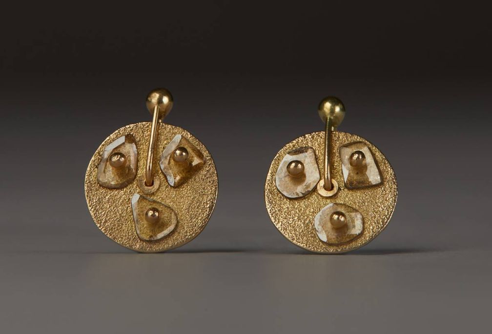 Серьги-гвоздики из богато текстурированного 18-каратного желтого золота с тремя сверкающими бриллиантовыми дольками на каждой серьге
