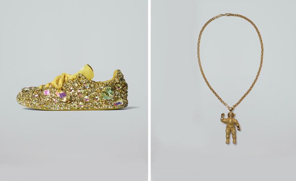 Слева: туфли Stan Smith, украшенные драгоценными камнями; справа: изготовленное на заказ колье с подвеской в виде астронавта из 18-каратного желтого золота