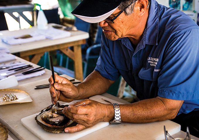 Фермер выращивает жемчужную устрицу на острове Фрайдей, отдаленном острове Торресова пролива у северной Австралии