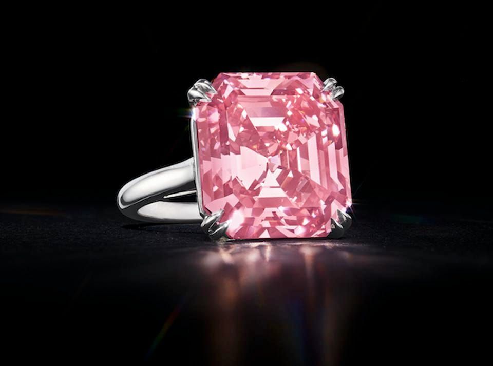 6 декабря этот фантазийный ярко-розовый бриллиант весом 13,15 карата появится на аукционе Christie's в Нью-Йорке 