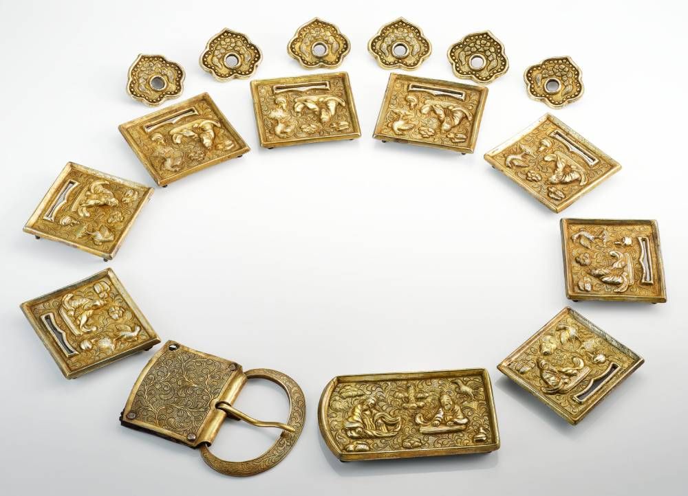 Набор поясных бляшек с изображением ученого, играющего на цитре. Серебро с позолотой, династия Тан (618–907) или династия Ляо (907–1125), X–XI вв. Коллекция Mengdiexuan