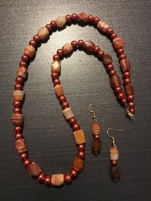 Ожерелья и бусы с сардониксом: как выбрать и носить