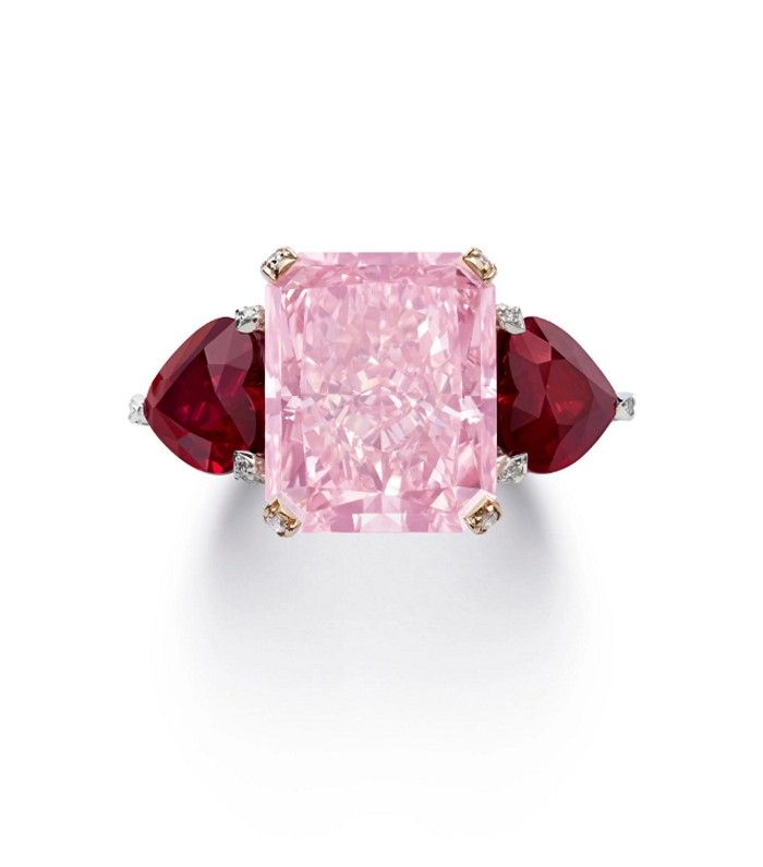 Кольцо Rose of Caroline от Chopard с фантазийным центральным камнем ярко-розового цвета и двумя рубинами в форме сердца