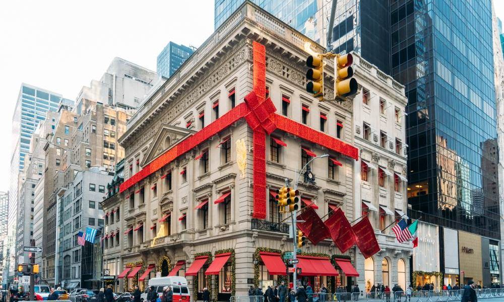 Бутик Cartier на Пятой авеню в Нью-Йорке, украшенный к праздникам, 2018 год