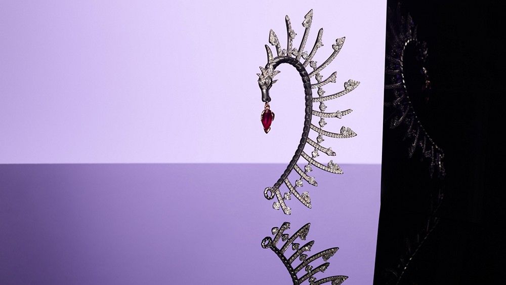 Серьга-кафф от Fabergé x Game of Thrones с бриллиантами, рубином, белым золотом и черным родием