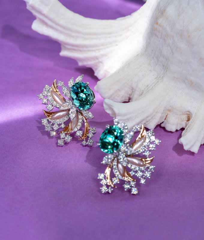 Madly Gems обладает обширной коллекцией драгоценных камней, которая включает в себя редкие и уникальные разновидности, такие как эти светящиеся намибийские индиколиты, которые соперничают по цвету и красоте с турмалинами параиба