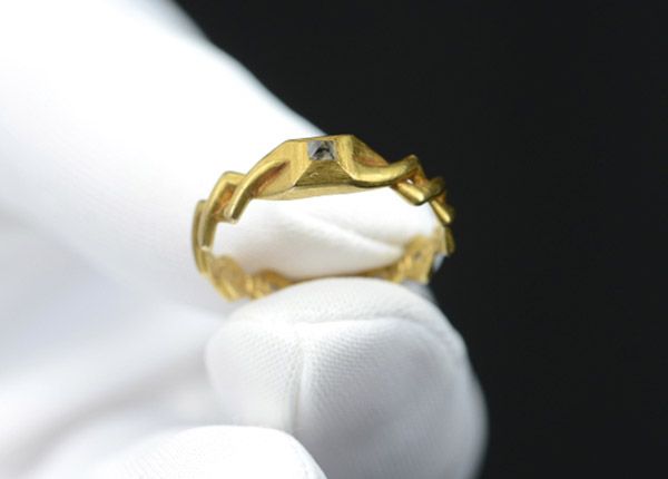 Средневековое обручальное кольцо, конец 1300-х годов