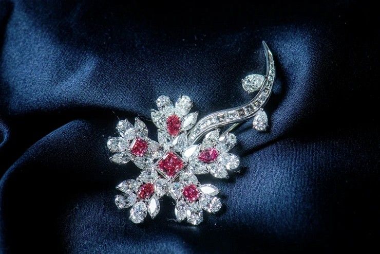 На выставке представлена брошь «Красная зима», украшенная шестью розовыми бриллиантами