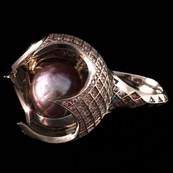 Кольцо Estella от Nigel O'Reilly из белого золота 18 карат с розовой пресноводной жемчужиной диаметром 12,4 мм и паве из белых, розовых, голубых и коричневых бриллиантов 