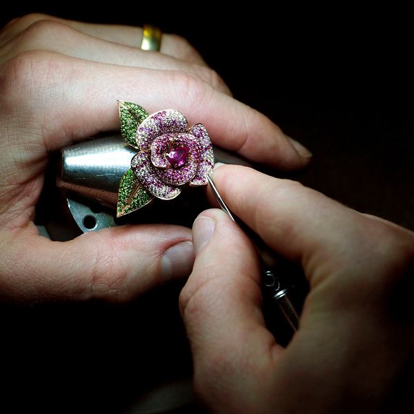 Кольцо Rose Gallica от Nigel O'Reilly из розового золота 18 карат с розовым сапфиром и паве из розовых сапфиров, рубинов, цаворитов и белых бриллиантов 