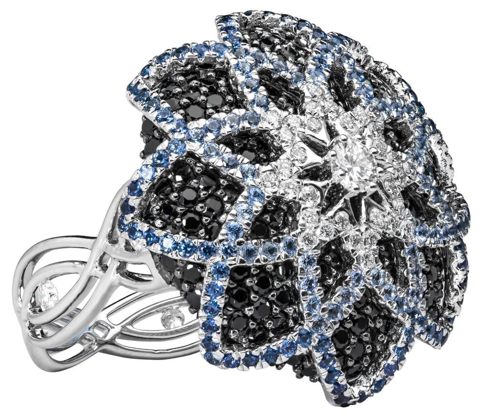 Кольцо Chakra изготовлено вручную из 18-каратного золота с бриллиантами, черной шпинелью и голубыми сапфирами