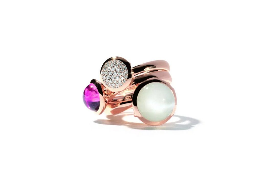 Сверху вниз: кольцо BOUTON из 18-каратного розового золота с бриллиантовым паве; кольцо BOUTON из 18-каратного розового золота с розовым кабошоном из турмалина; кольцо BOUTON из 18-каратного розового золота с крупным лунным камнем песочного цвета 