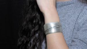 Как выбрать и с чем носить браслеты-манжеты из металла