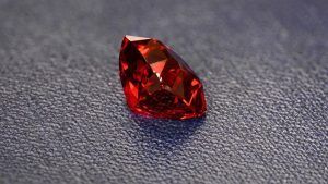Красная шпинель: свойства и применение камня