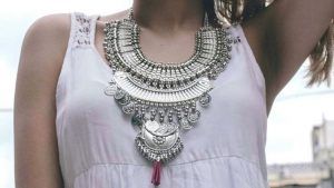 Шейное украшение монисто: особенности, как правильно носить Шейное украшение монисто: особенности, как правильно носить