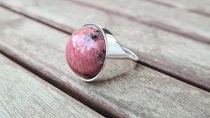 Родонит для Скорпиона: совместимость, подходит или нет