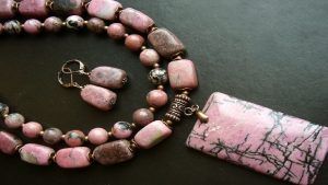 Родонит для Водолея: совместимость, подходит или нет