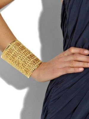 Как выбрать и с чем носить браслеты-манжеты из металла