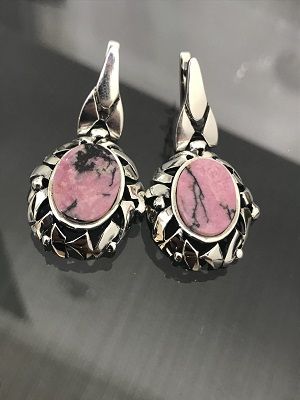серьги с родонитом