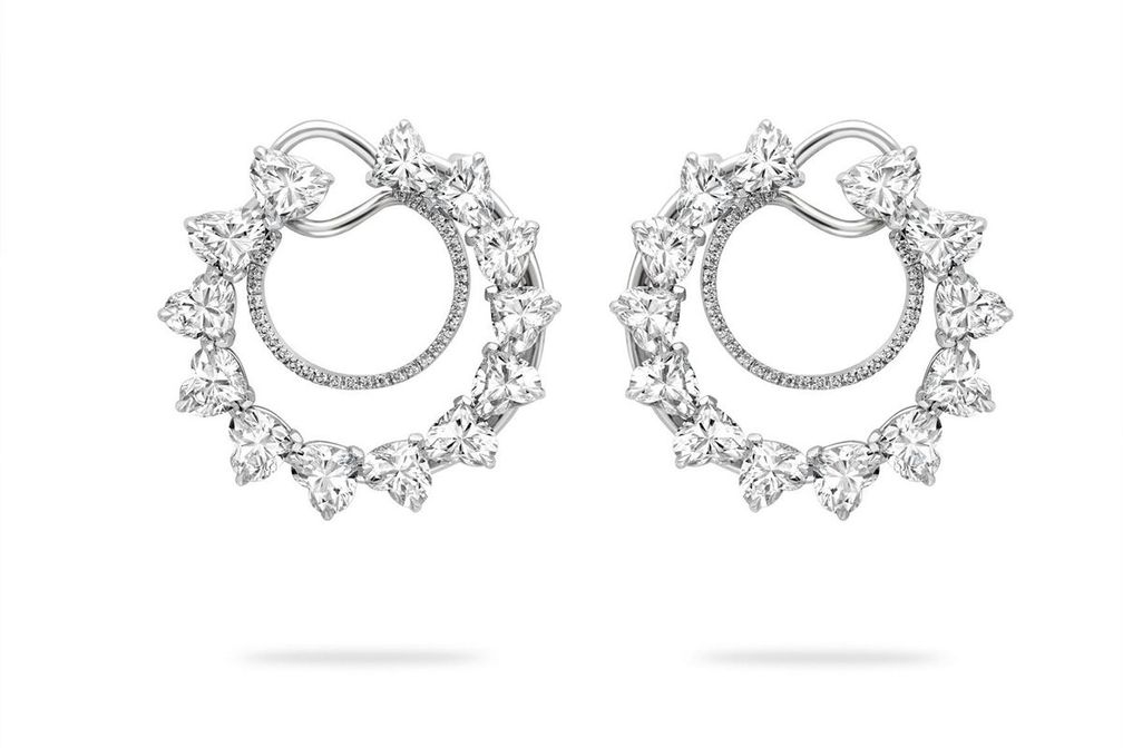 Серьги-кольца из платины с бриллиантами в форме сердца и бриллиантами классической огранки 