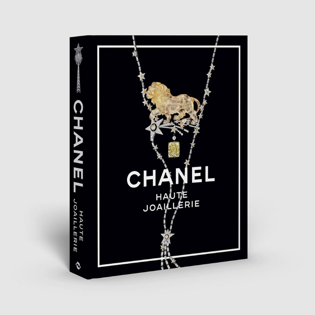 Обложка книги о высоком ювелирном искусстве Chanel