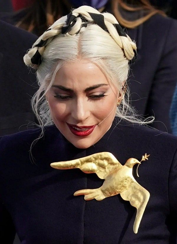 Леди Гага с большой брошью Dove, созданной Дэниелом Роузберри, художественным руководителем Schiaparelli