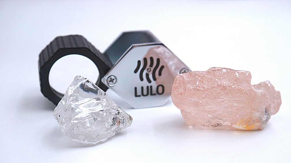 Розовый алмаз «Роза Луло» рядом с белым алмазом весом 80 карат, также добытым на руднике Луло в Анголе