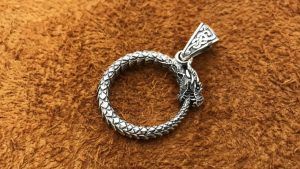 Амулет Уроборос: что символизируют и кому стоит их носить Амулет Уроборос: что символизируют и кому стоит их носить