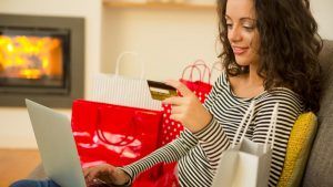 Большие скидки способствуют росту праздничных онлайн-продаж