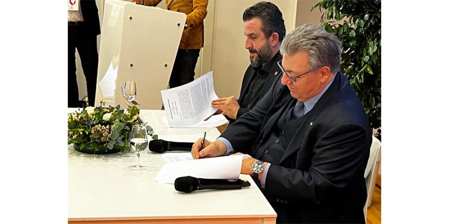 Гаэтано Кавальери (справа) и Бурак Якин подписывают Меморандум о взаимопонимании 