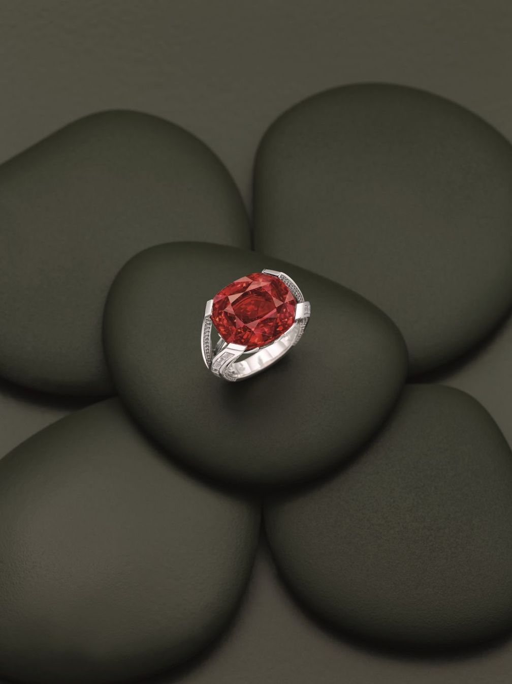 Кольцо от Louis Vuitton со шпинелью и бриллиантами