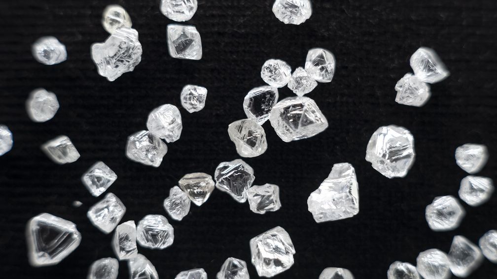 De Beers снижает цены на крупные необработанные алмазы